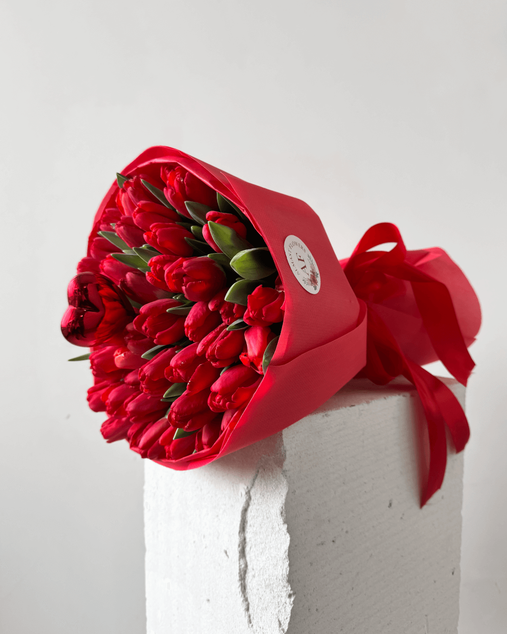 Kytice červených tulipánů se srdíčkem