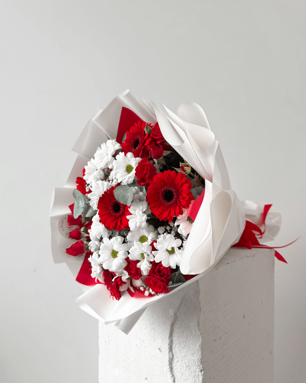 Červená kytice růží a gerber