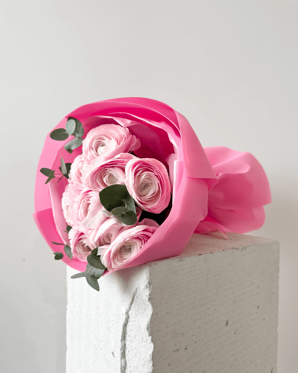 Kytice růžového pryskyřníku s eukalyptem