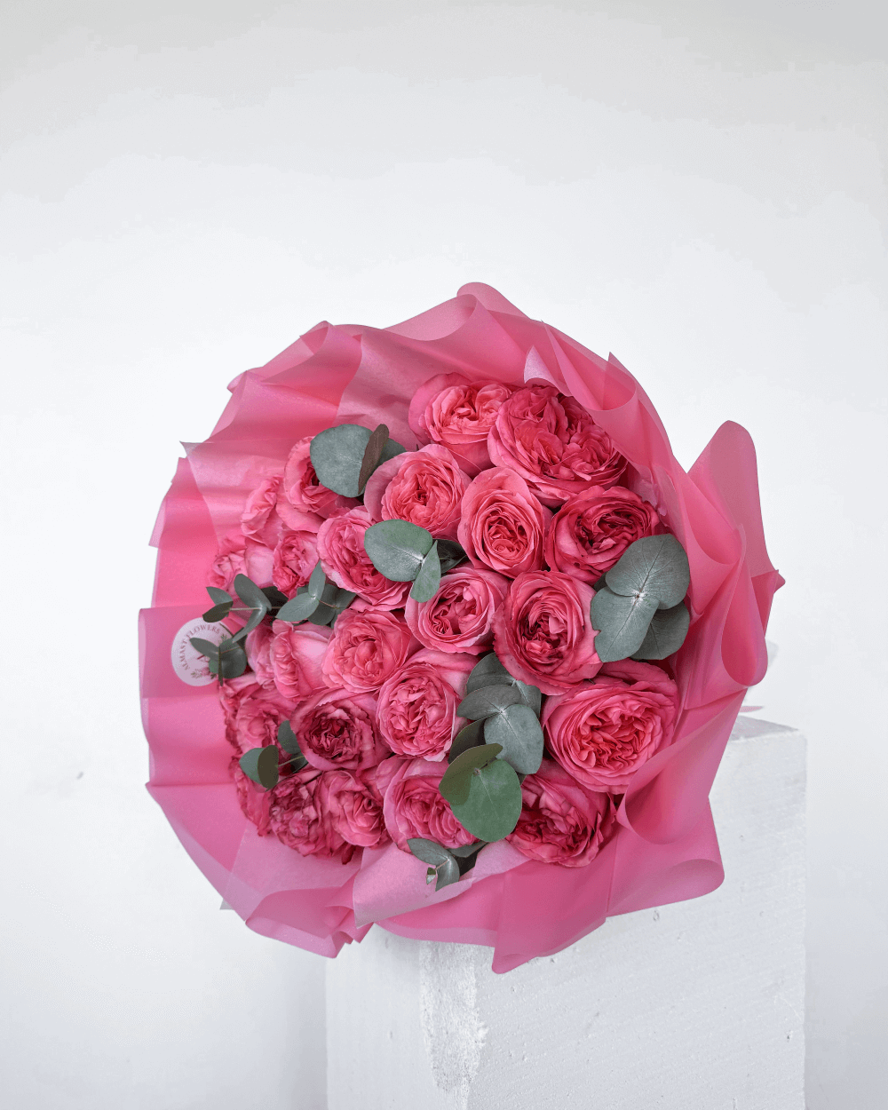 Kytice pivoňkových růží s eukalyptem