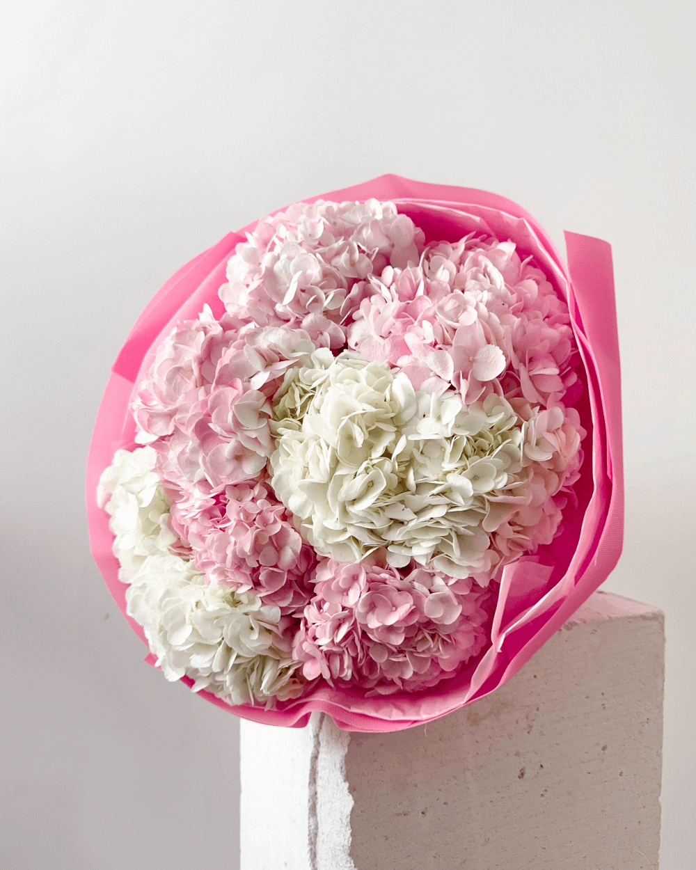 Kytice bílých hortenzií a růžových hortenzií