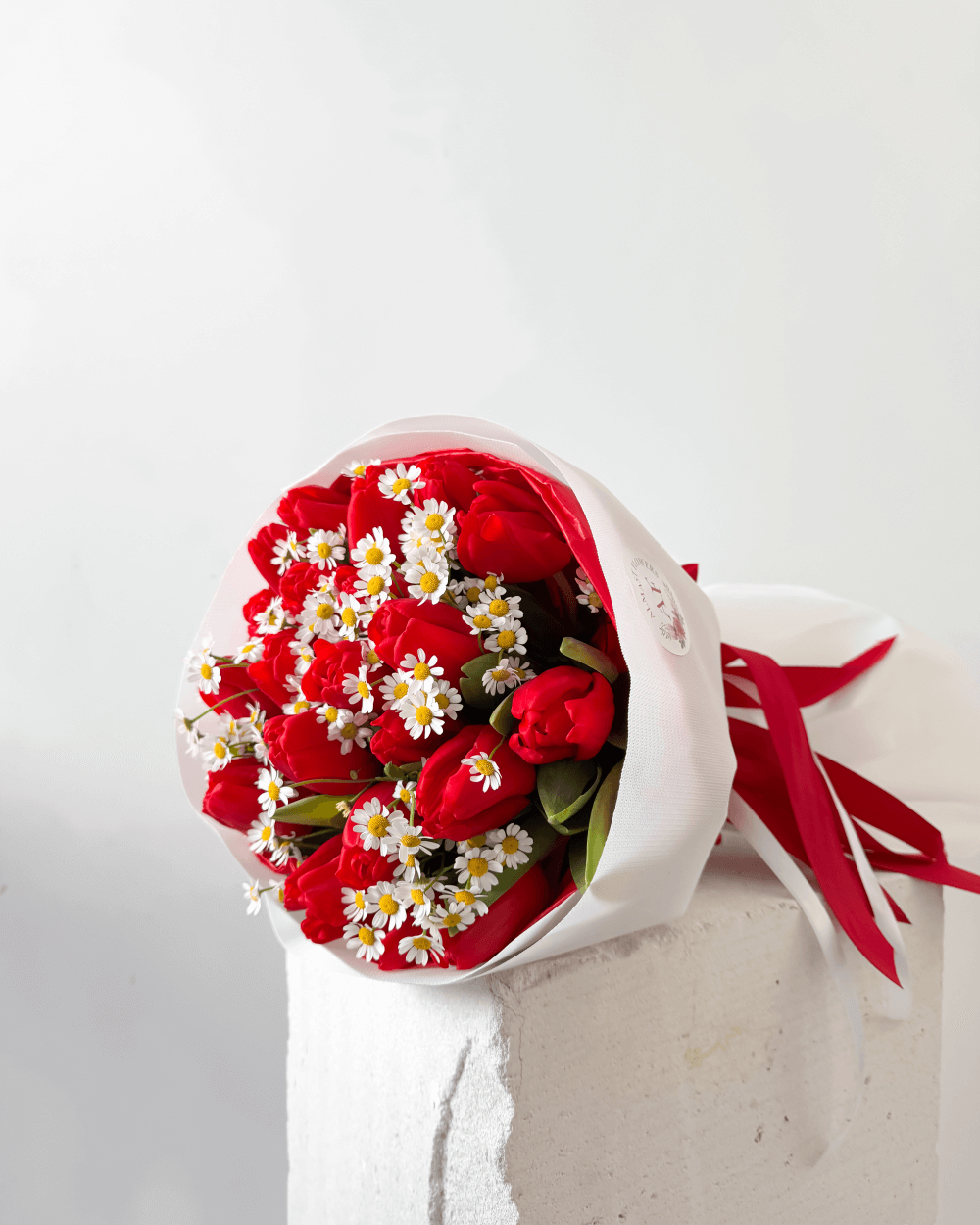Kytice červených tulipánů s heřmánkem