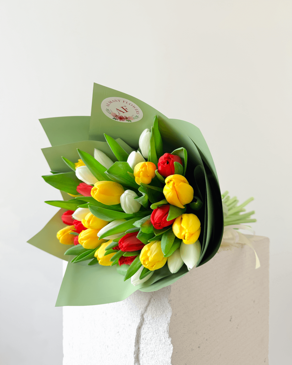 Kytice tulipánů červené, bílé a žluté