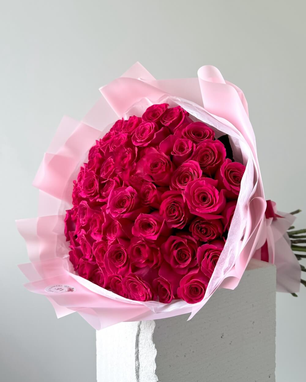 Kytice tmavě růžových růží