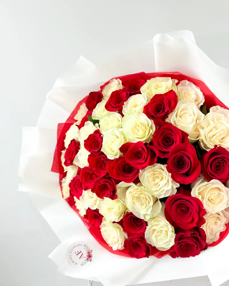 Kytice červených a bílých růží