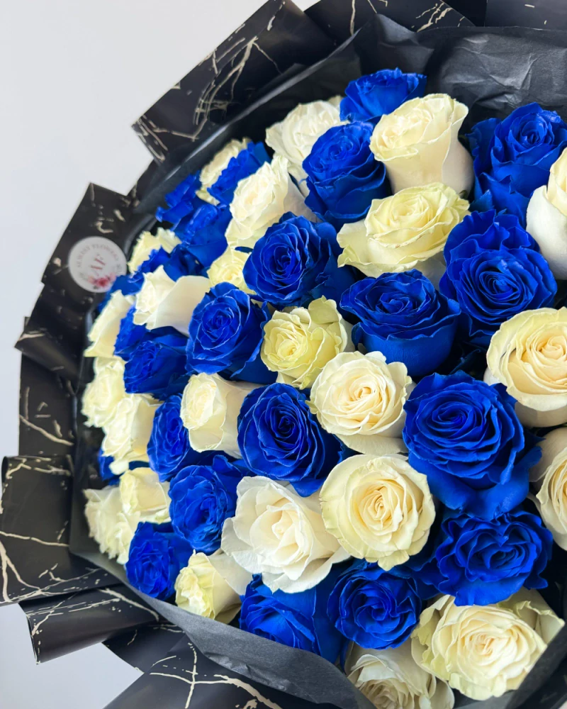 Kytice modrých a bílých růží