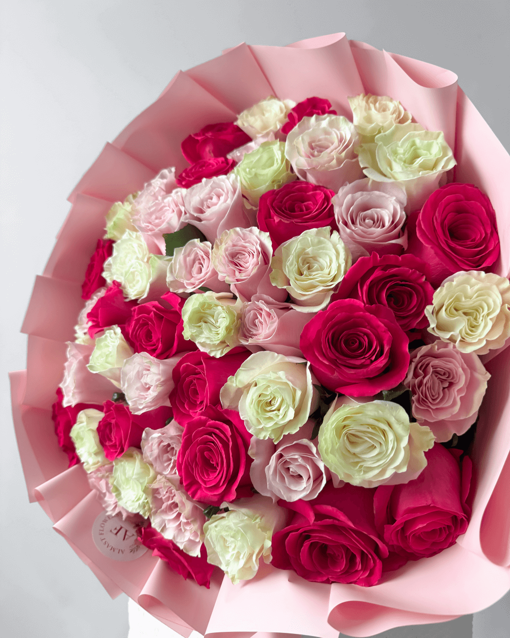 Kytice růžových a bílých růží