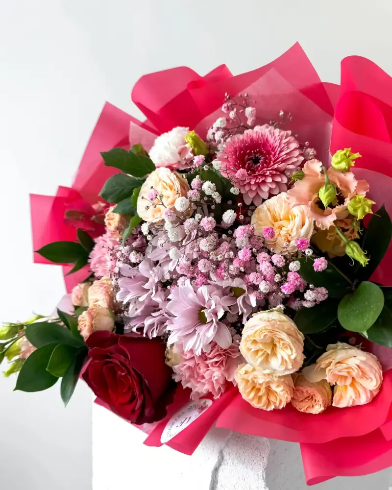 Kytice mix květin s červenou růží