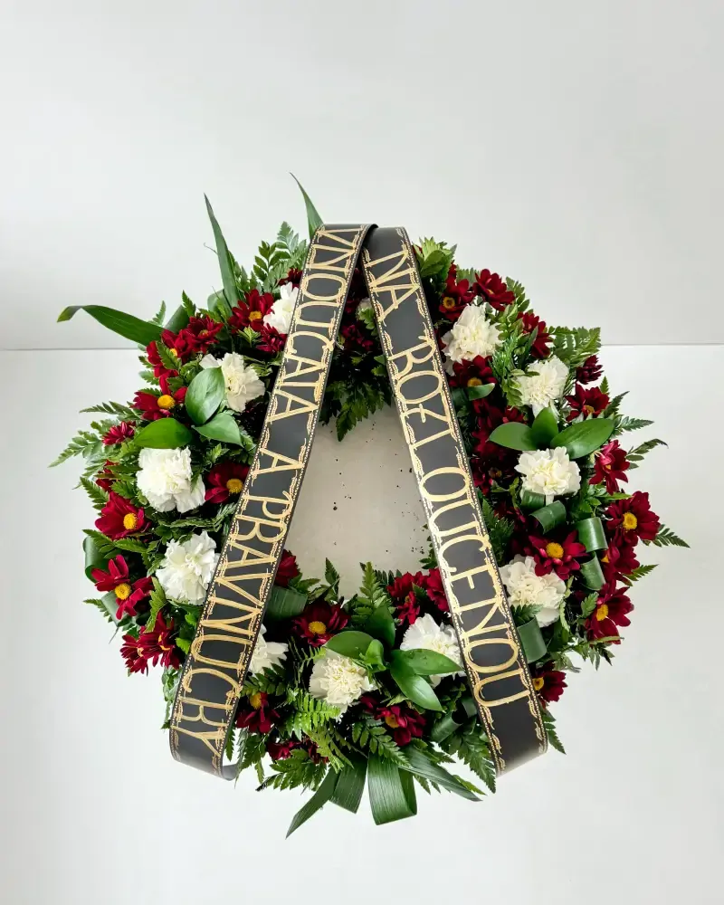 Smuteční věnec z červených chryzantém a bílých karafiátů