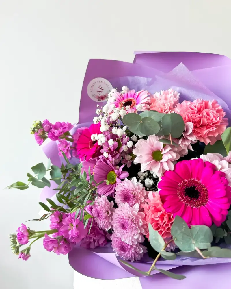 Fialová kytice čerstvých květin