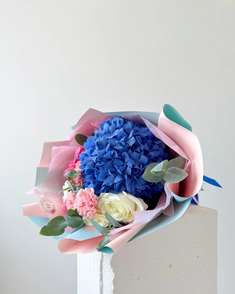 Kytice květin s modrou hortenzií