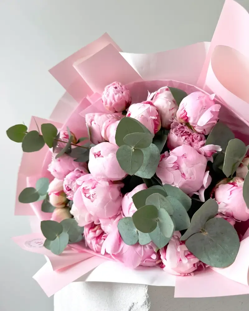 Kytice růžových pivoněk s eukalyptem