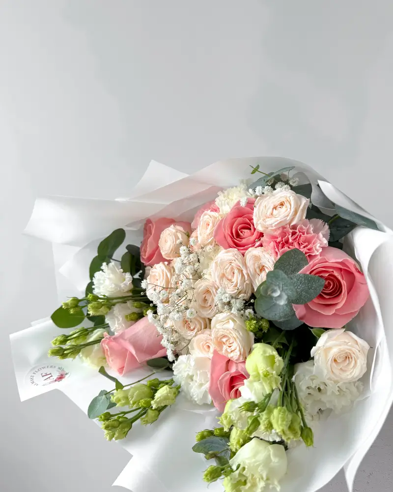 Něžná kytice světlých květin s eukalyptem