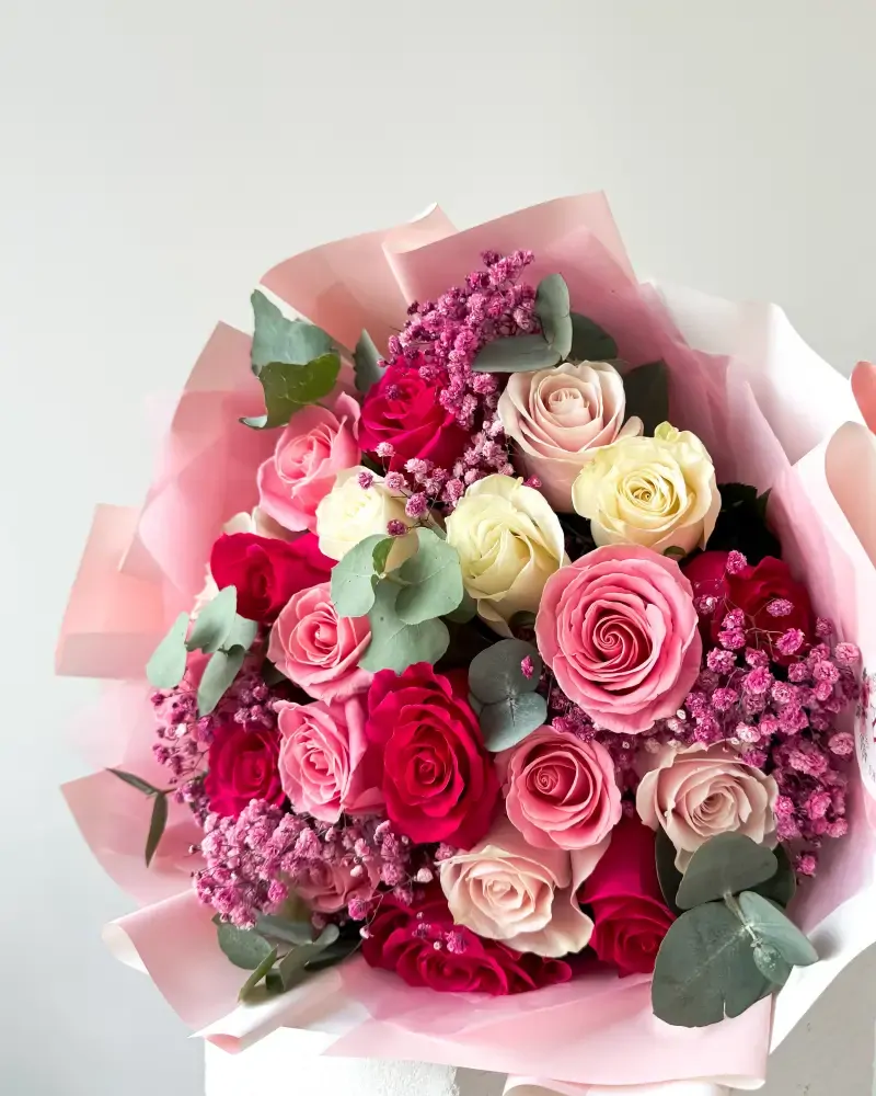 Kytice růžových růží s gypsofilou a eukalyptem