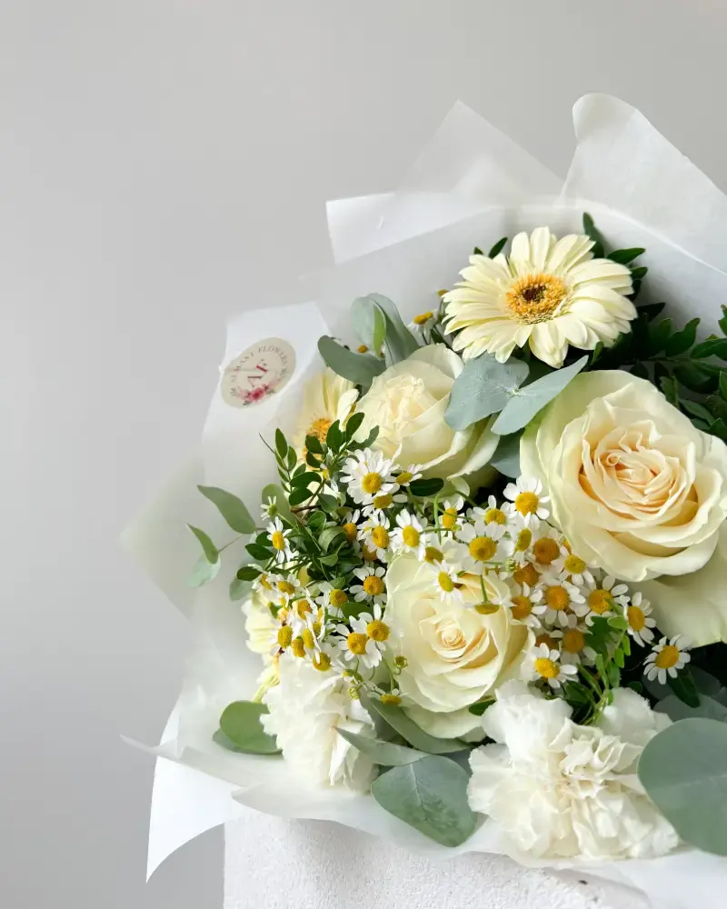 Bílá kytice z růží a gerber