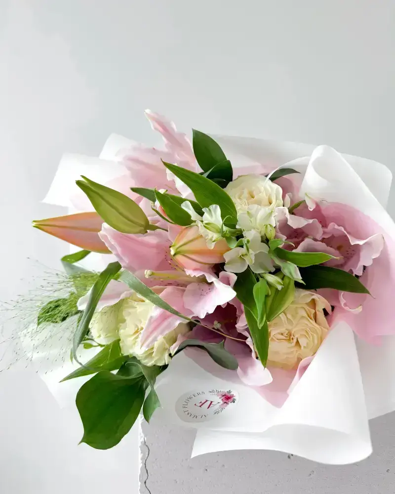 Kytice růžové lilie a bílé růže