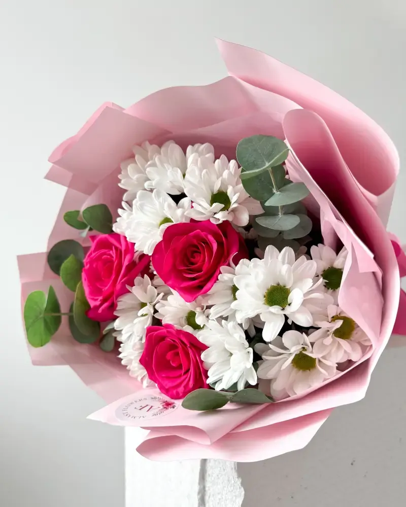 Bílo růžová kytice květin s eukalyptem