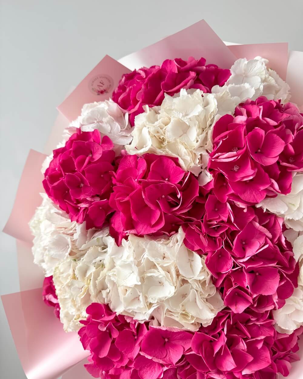 Exkluzivní kytice růžových a bílých hortenzií 