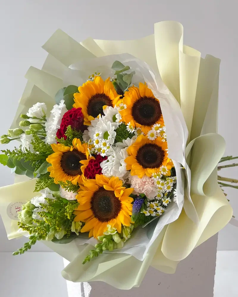 Kytice slunečnic a čerstvých květin 
