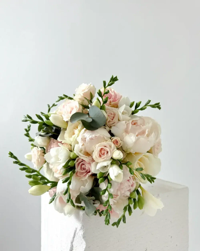 Svatební kytice mix světlých květin