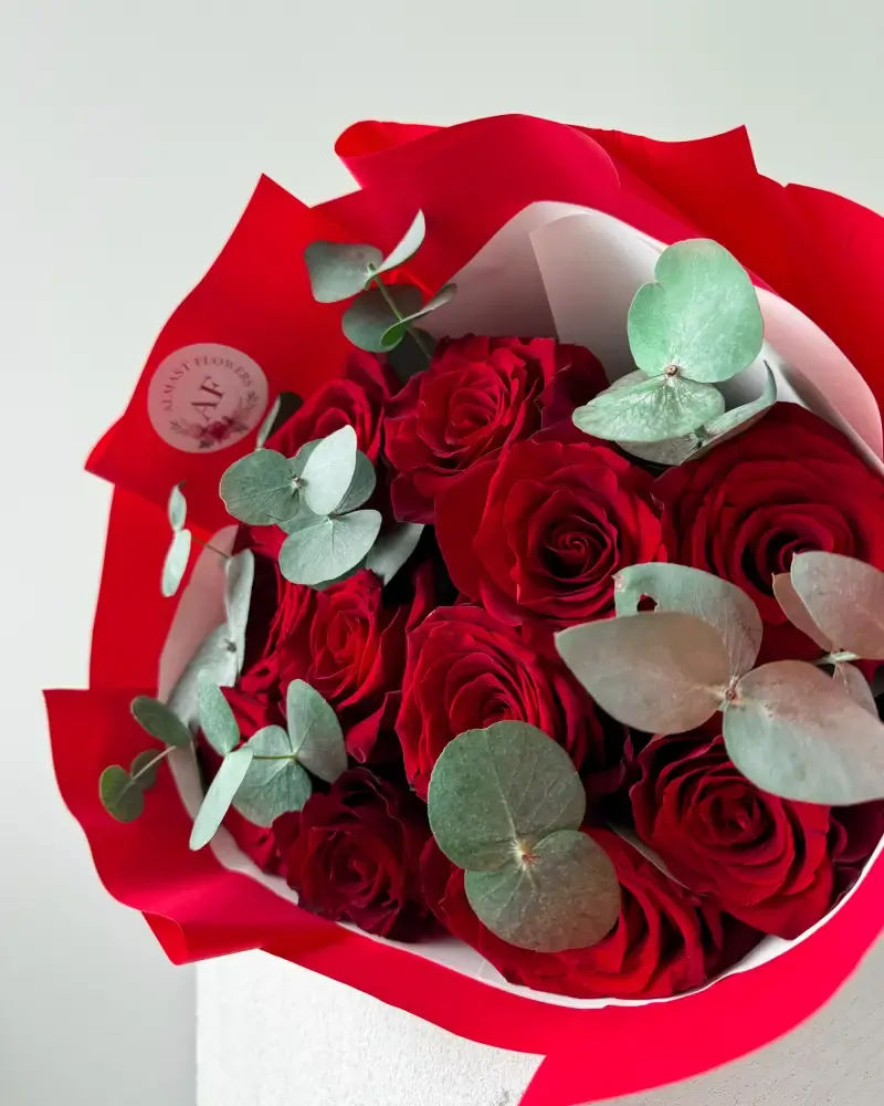 Kytice červených růží s eukalyptem