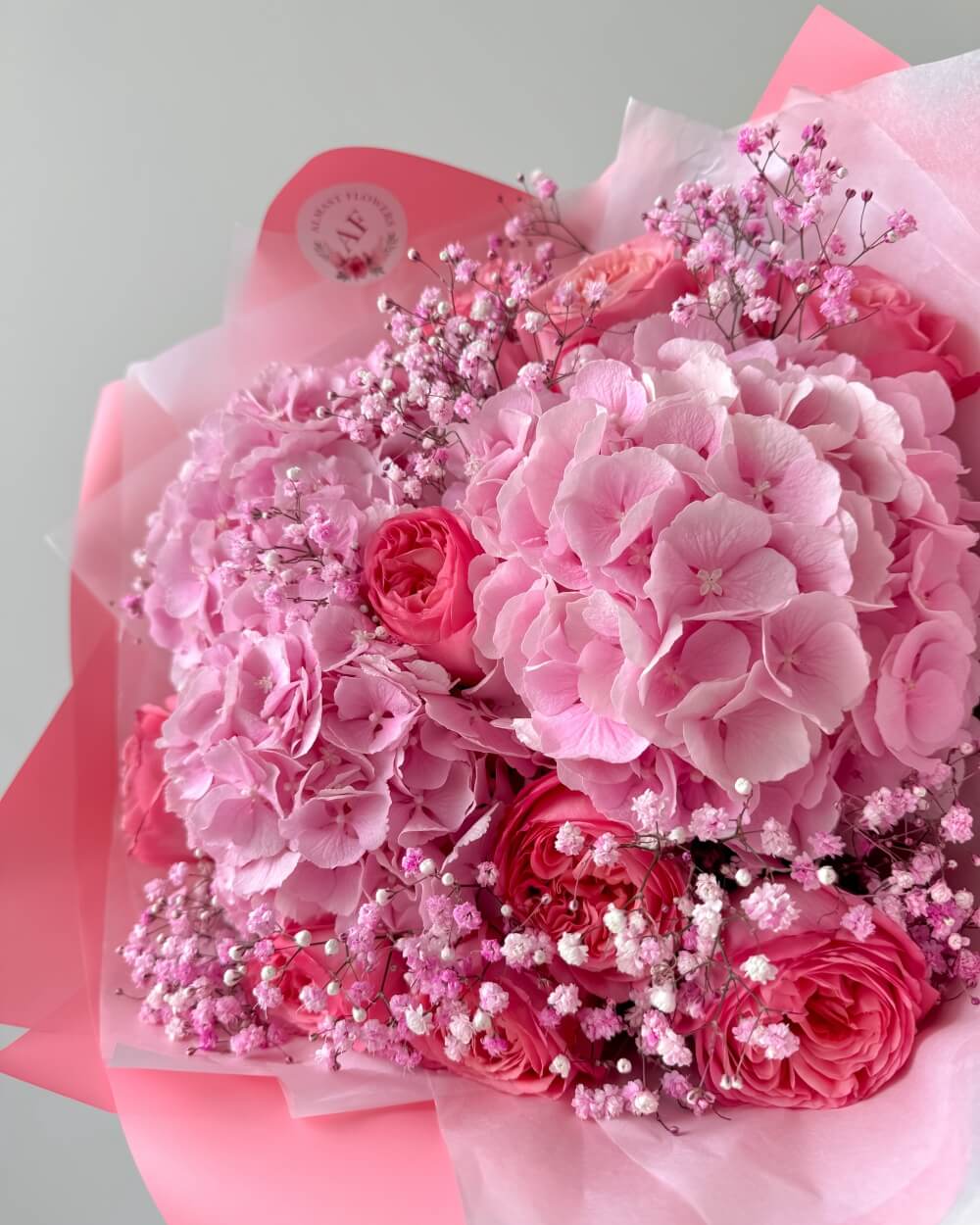 Kytice pivoňkových růží a hortenzií