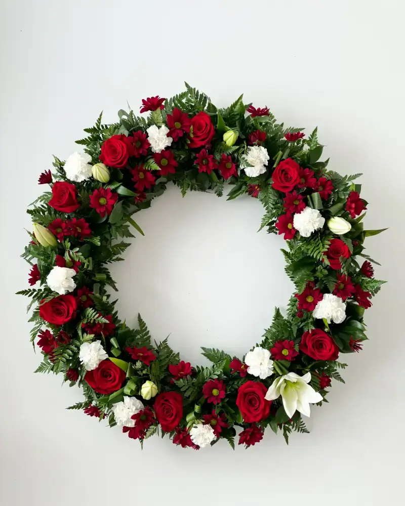 Smuteční věnec z bílých lilií a červených růží