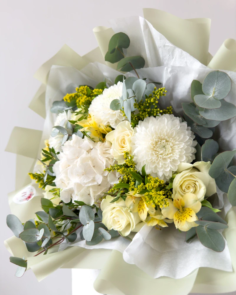 Bílo zelená kytice z čerstvých květin