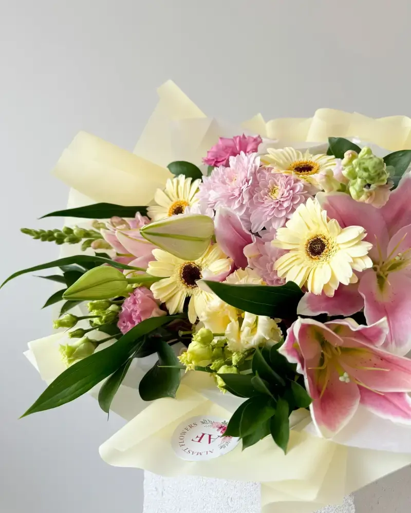 Světlá kytice gerber a čerstvých květin