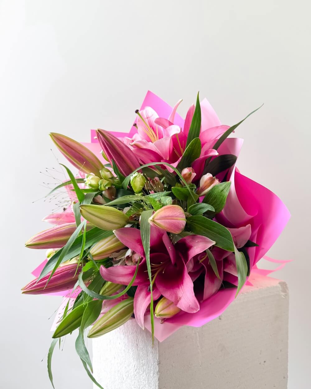 Kytice růžových lilií a alstromérií