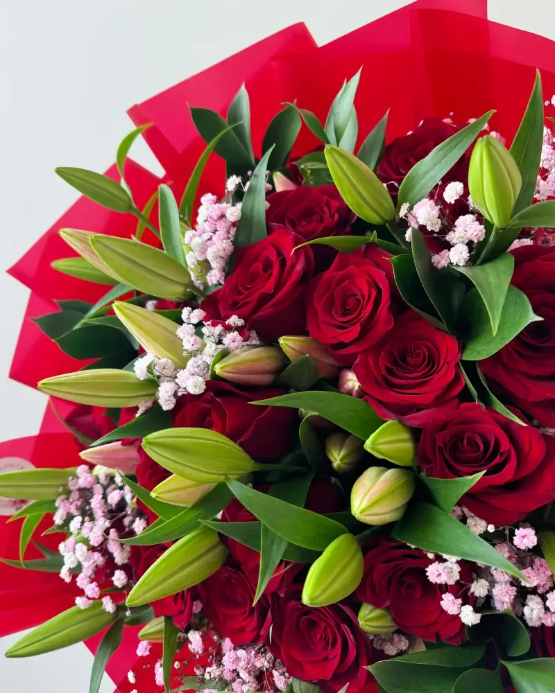 Kytice z červených růží a růžových lilií