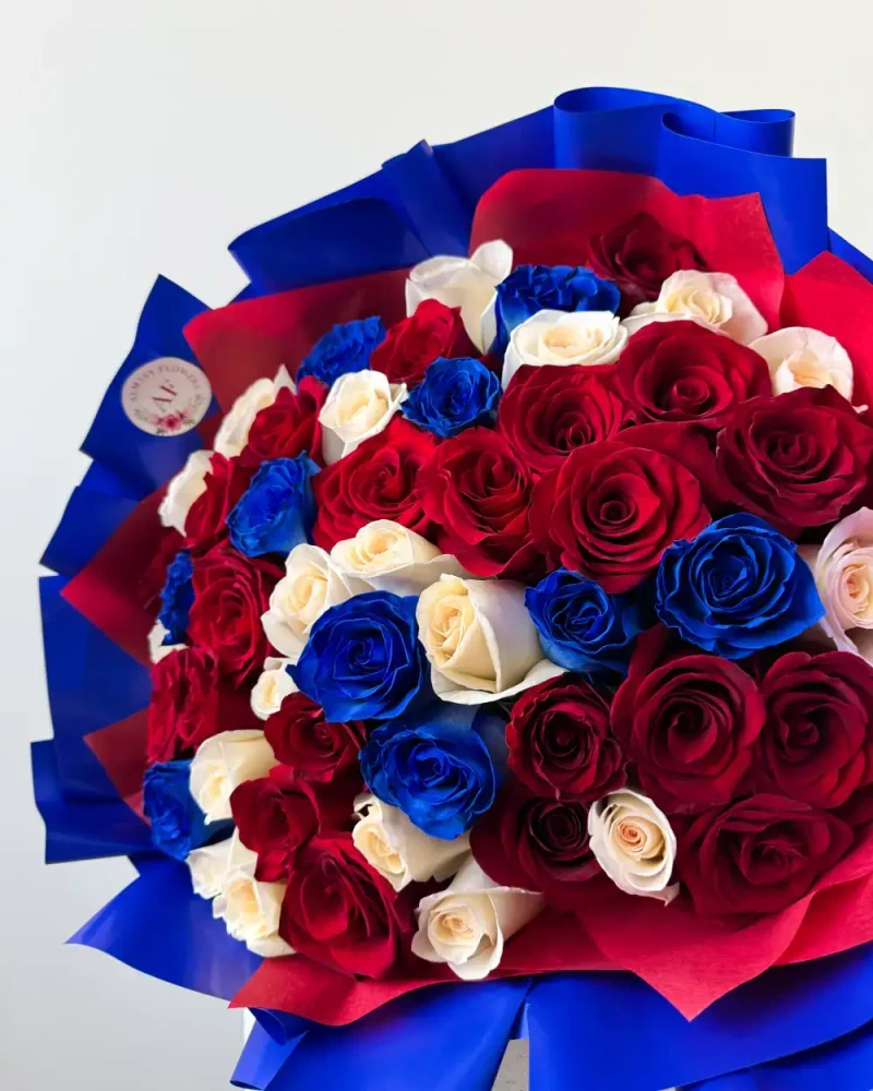 Kytice modrých, červených a bílých růží