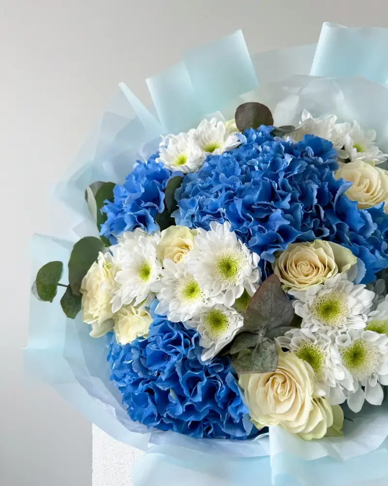 Bílo modrá kytice s hortenziemi a růžemi