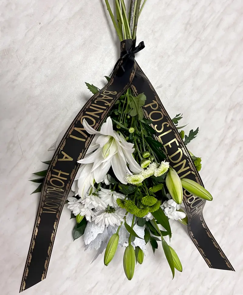 Smuteční kytice z bílých lilií