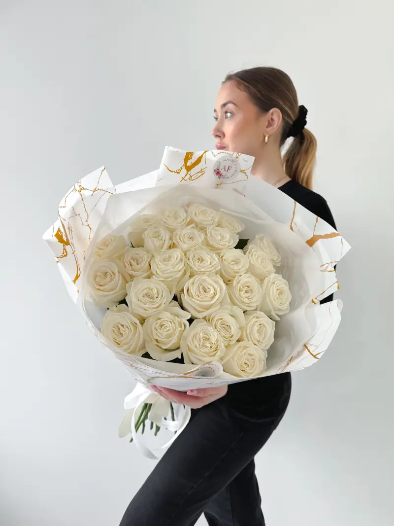 Kytice bílých růží 70cm