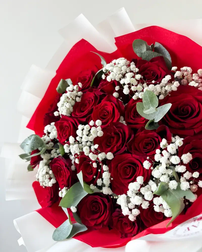 Kytice červených růží s eukalyptem a gypsofilou