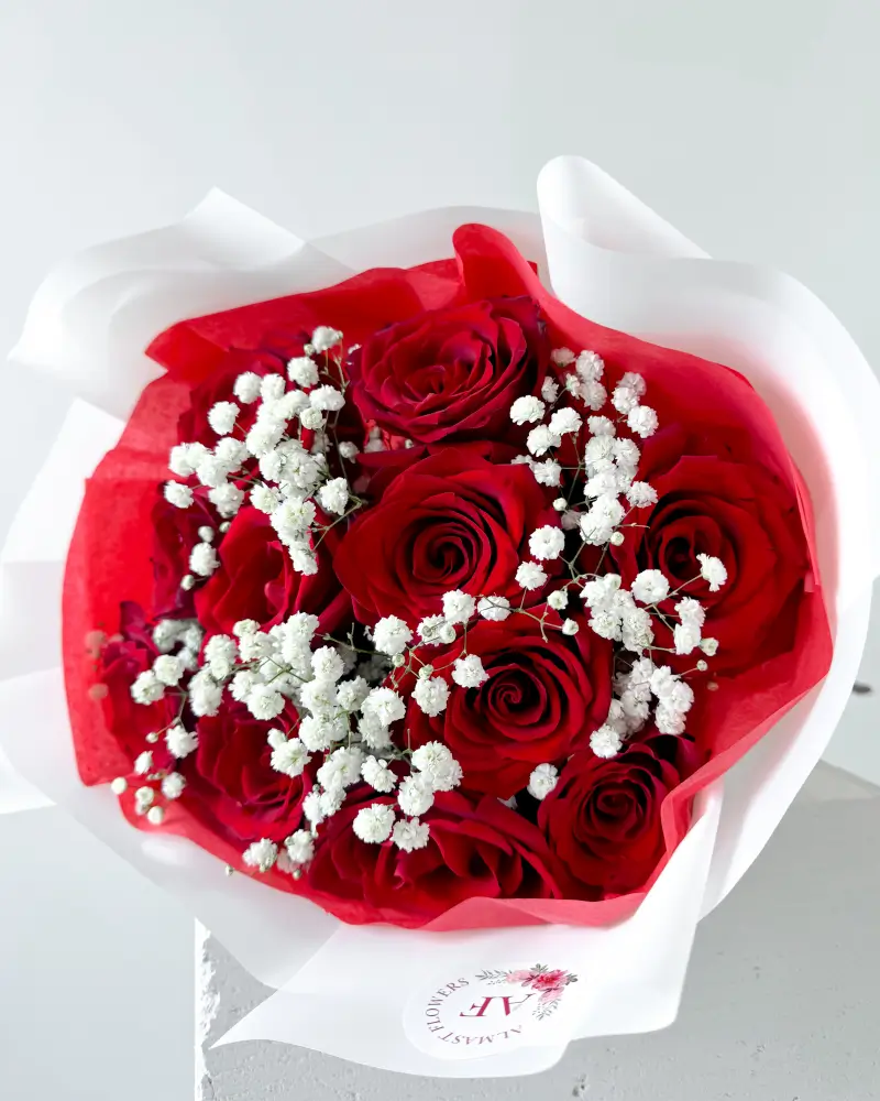Kytice červených růží s gypsofilou