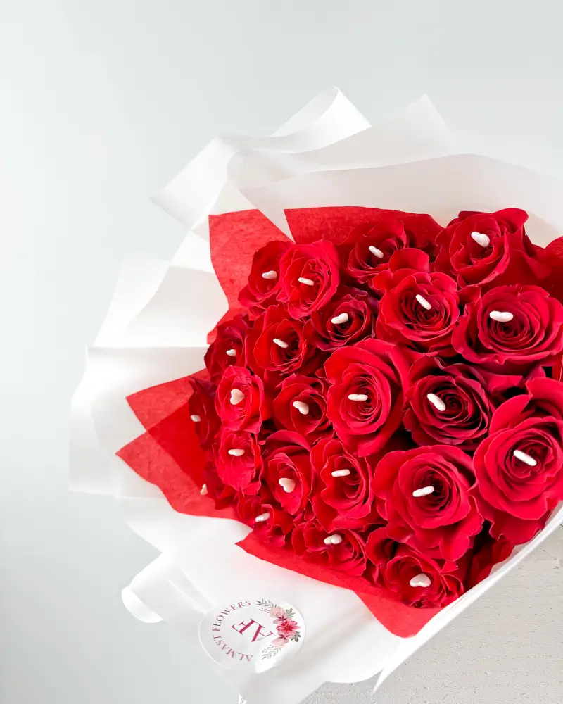 Kytice červených růží se srdíčky