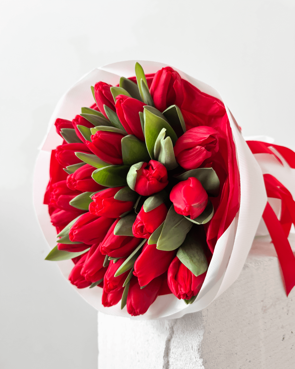 Kytice červených tulipánů