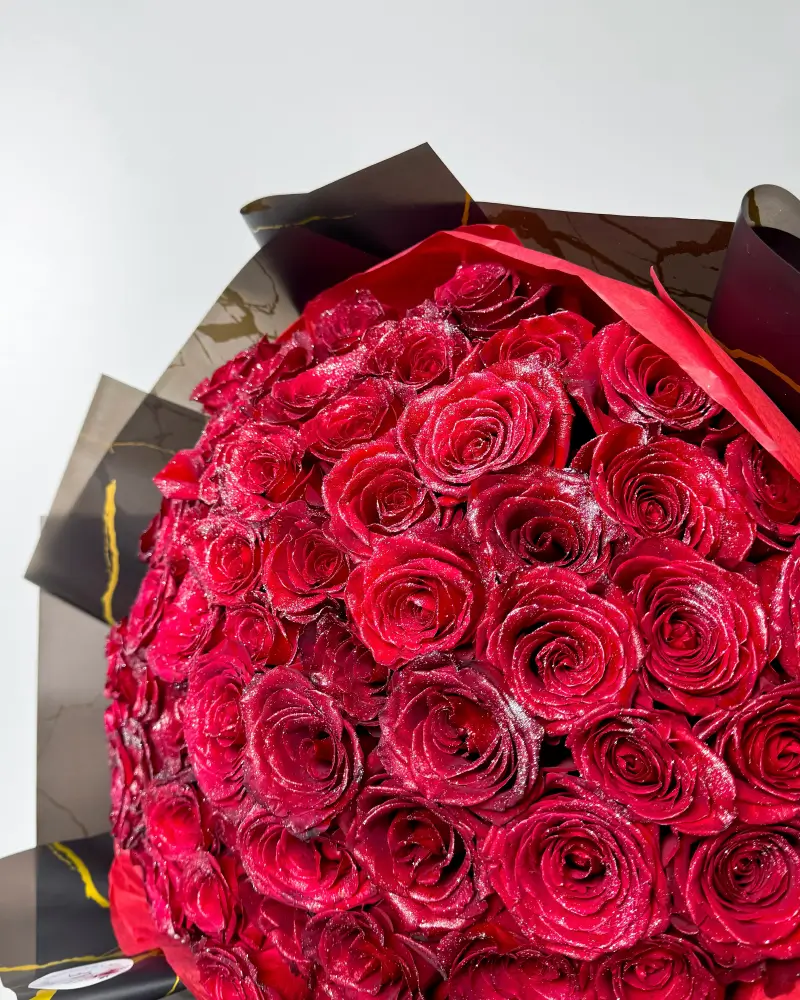 Exkluzivní kytice červených třpytivých růží 