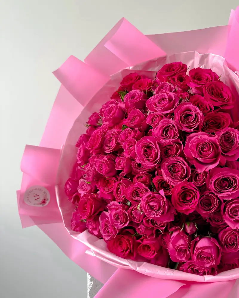 Kytice sytě růžových trsových růží