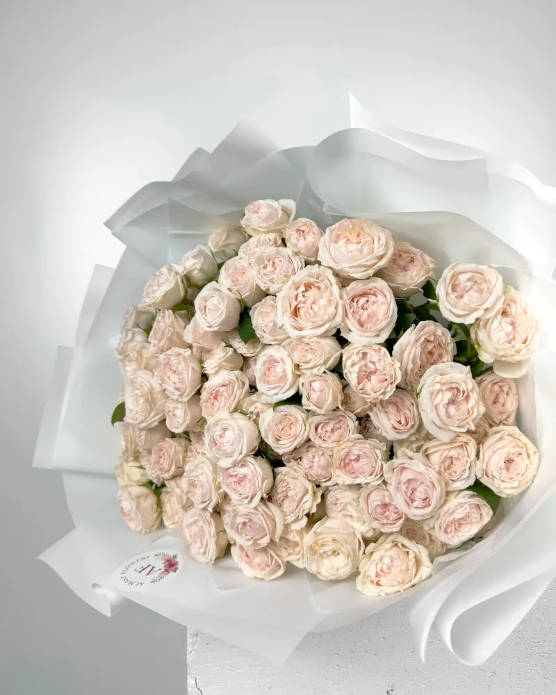 Kytice krémových trsových růží