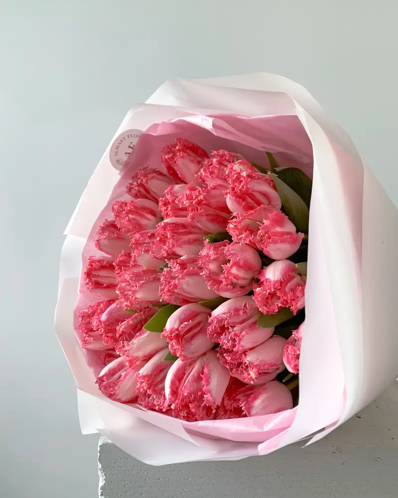 Kytice chlupatých růžových tulipánů