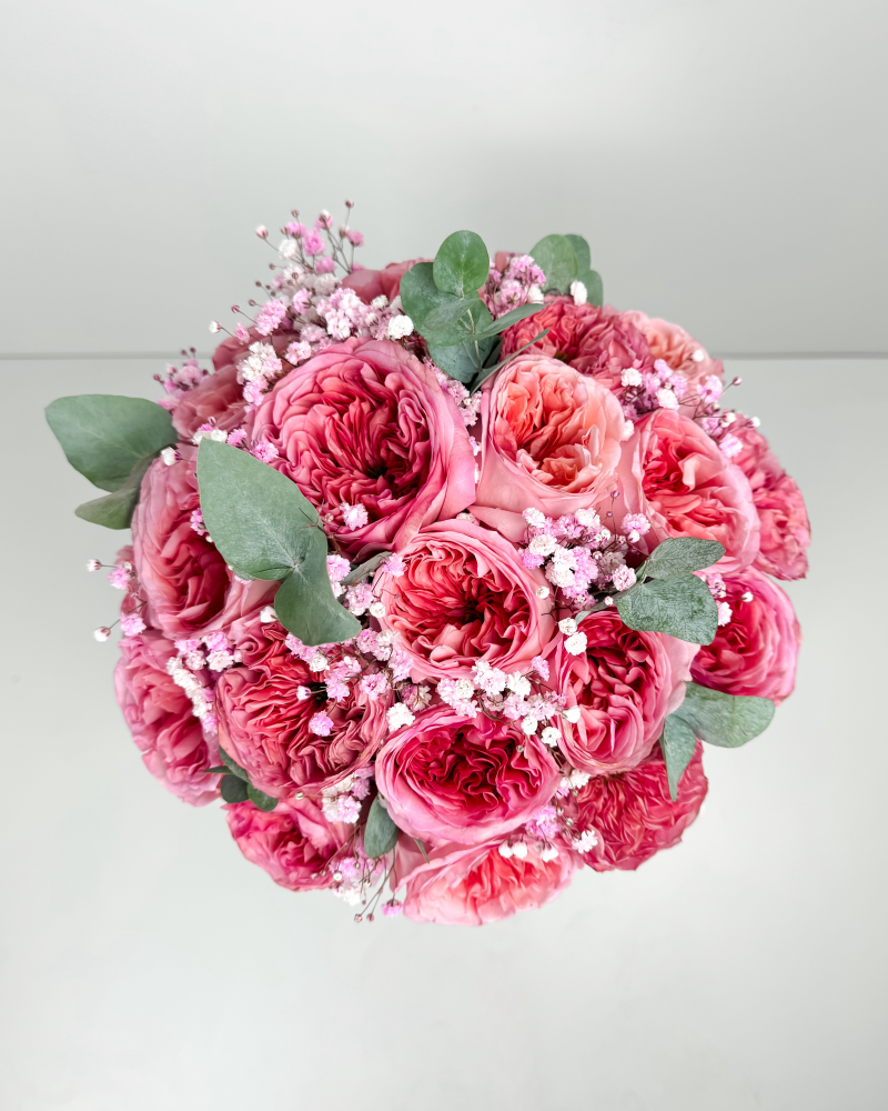 Flower Box s pivoňkovými růžemi, gypsofilou a eukalyptem