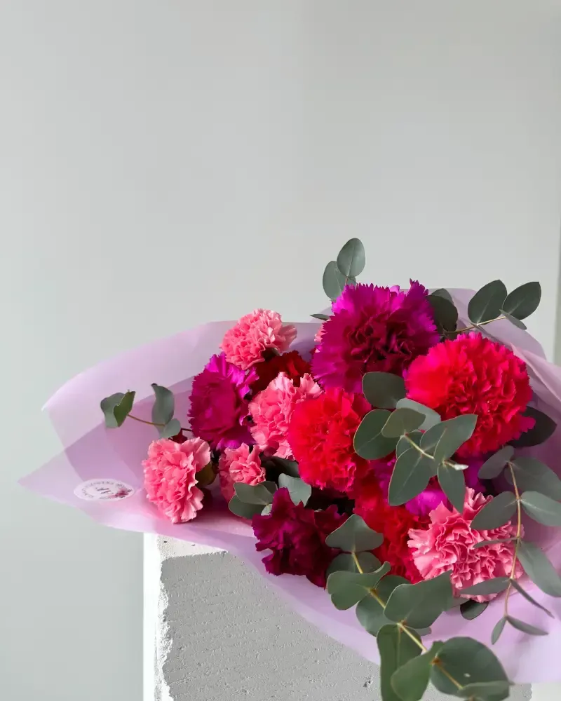 Kytice barevných karafiátů s eukalyptem