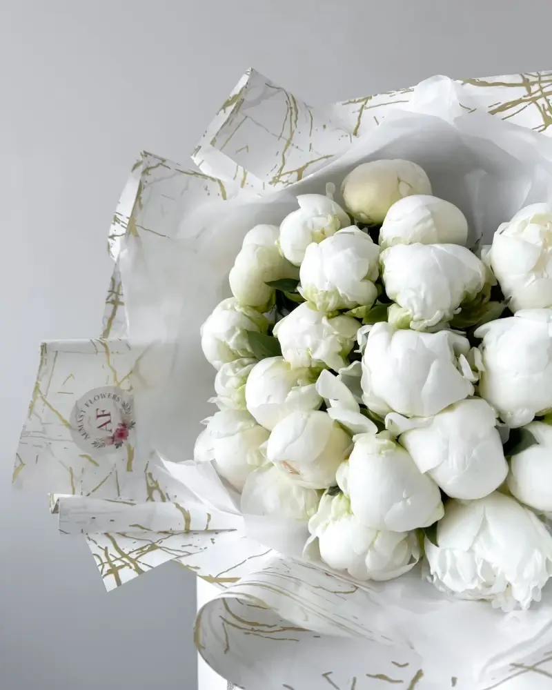 Kytice bílých pivoněk 