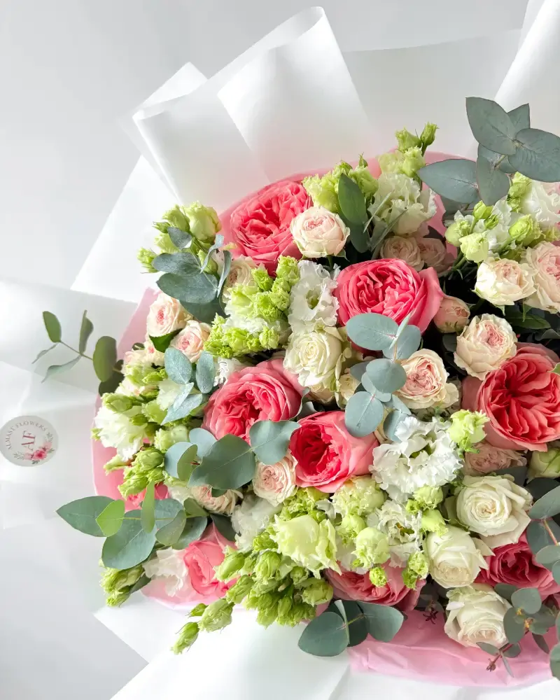 Elegantní světlá kytice růže a eustomy