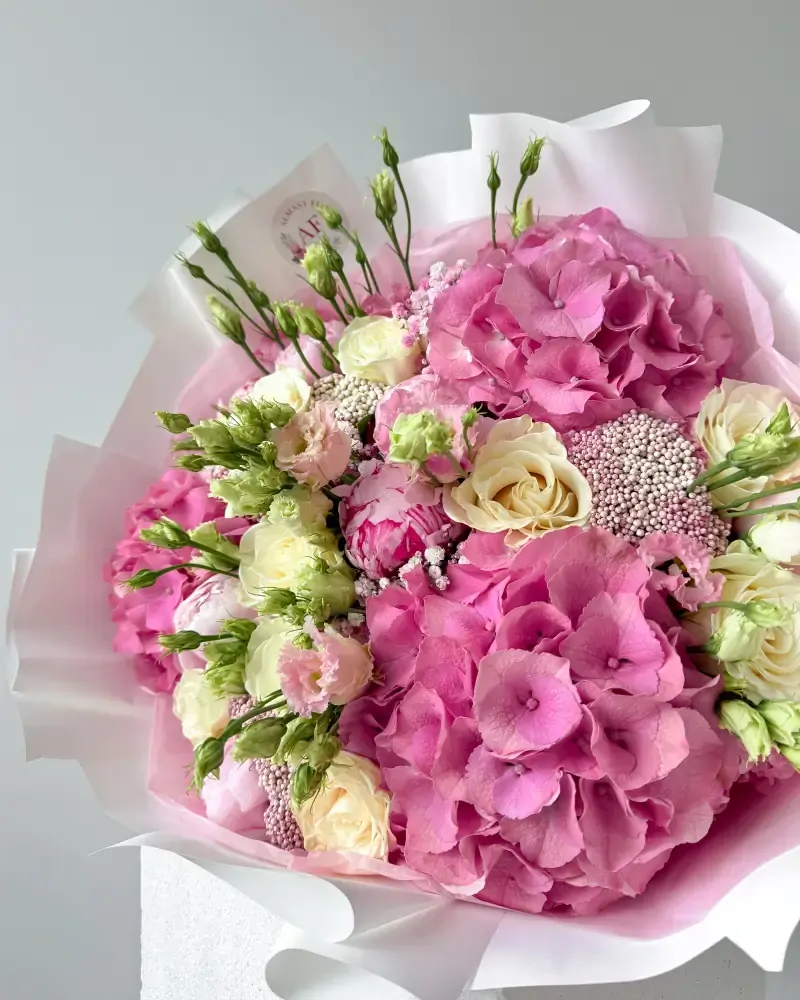 Roztomilá kytice hortenzií a růží