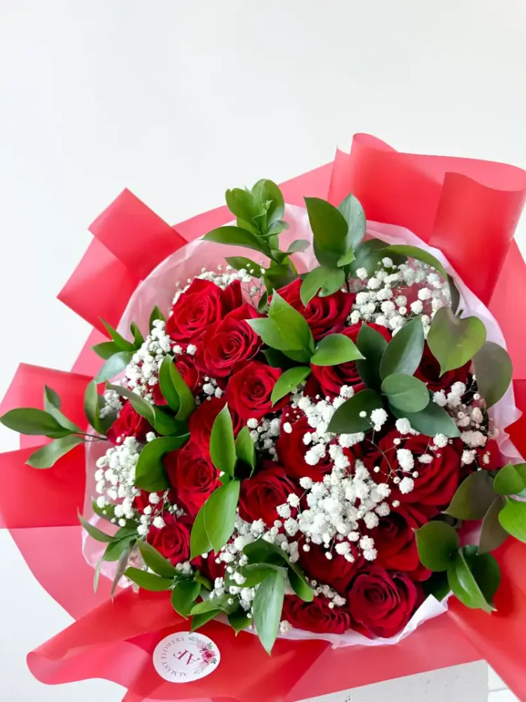 Kytice červených růží s gypsofilou a ruscusem