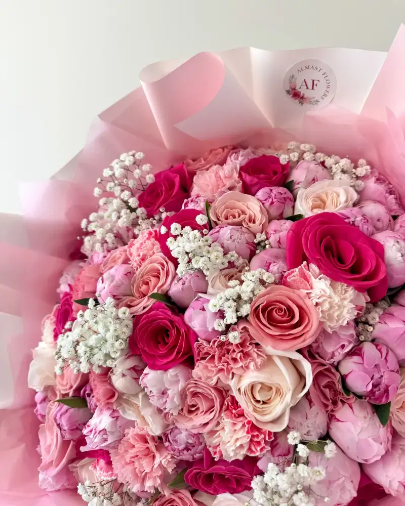 Romantická kytice růžových růží a pivoněk